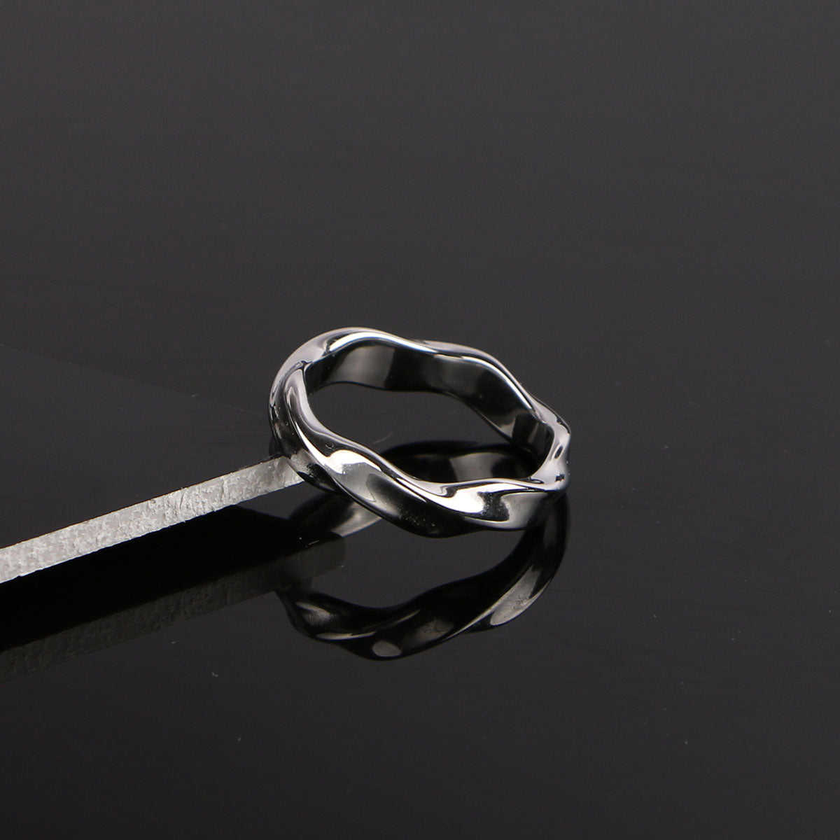 Mobius Twist Ring