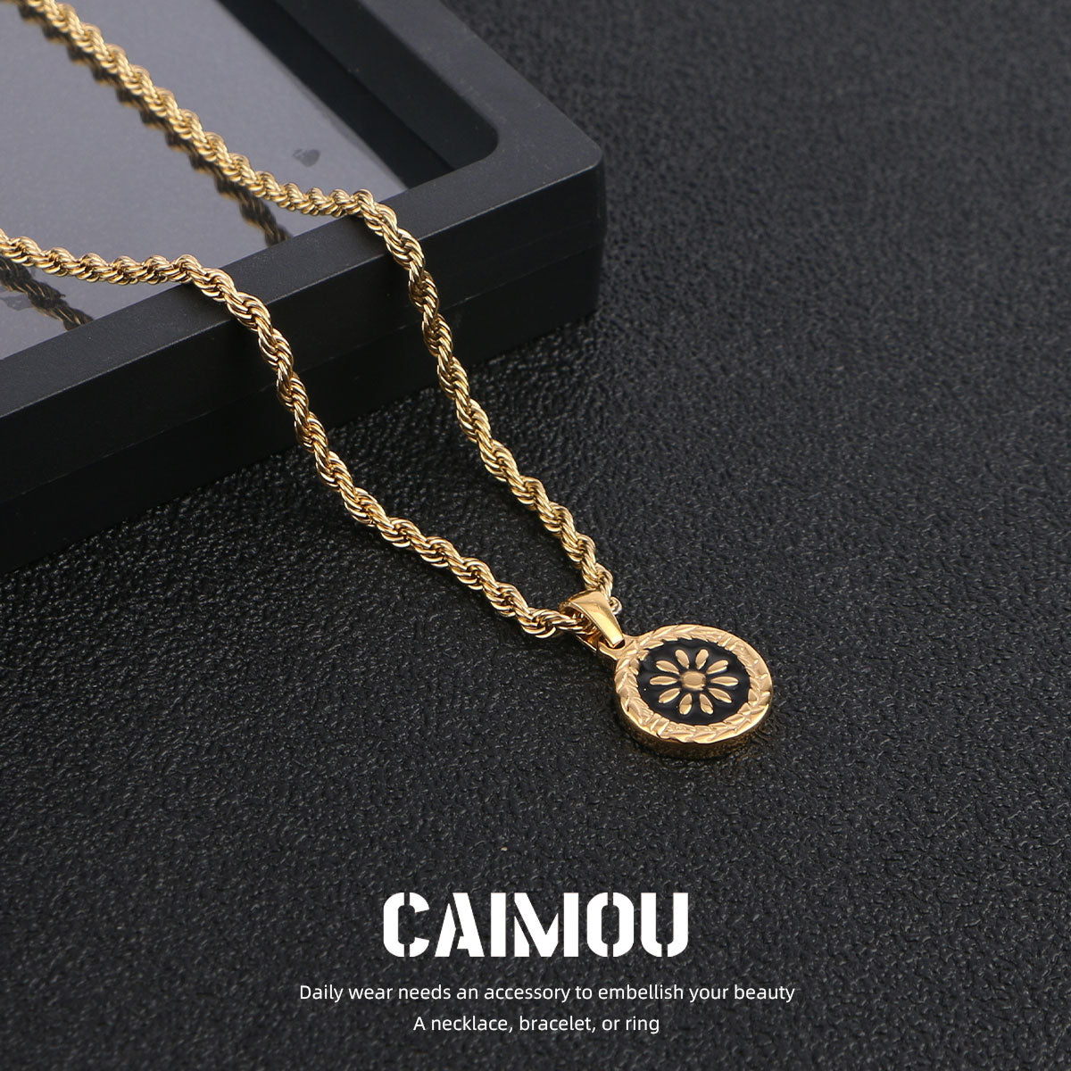 Daisy round pendant necklace