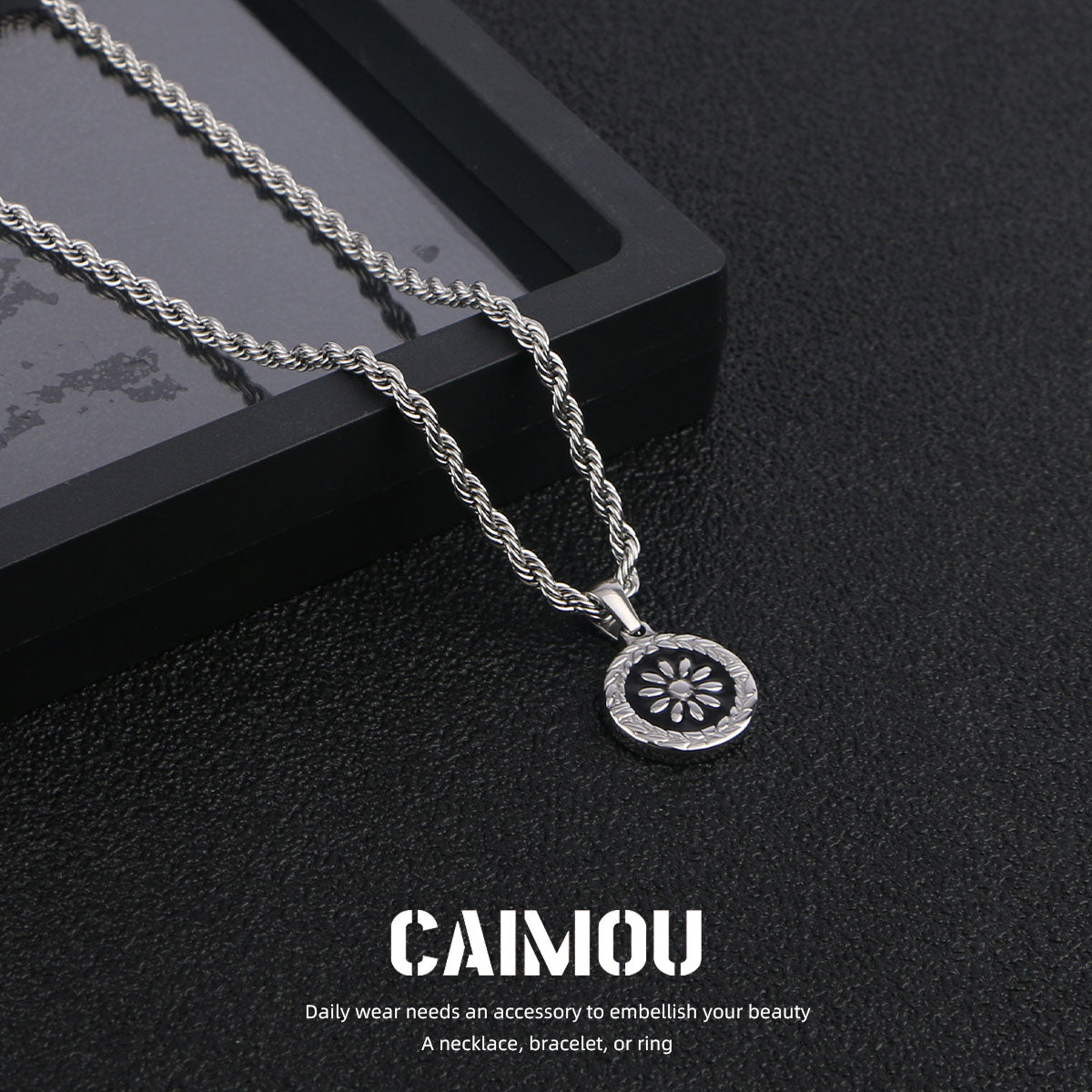 Daisy round pendant necklace
